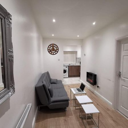Three Bedroom Modern Apartment By Luton Airport And Luton Station 외부 사진