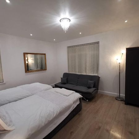 Three Bedroom Modern Apartment By Luton Airport And Luton Station 외부 사진