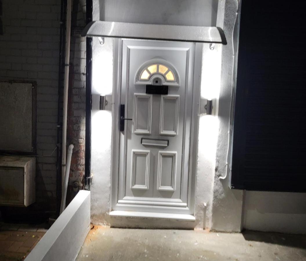 Three Bedroom Modern Apartment By Luton Airport And Luton Station 외부 사진