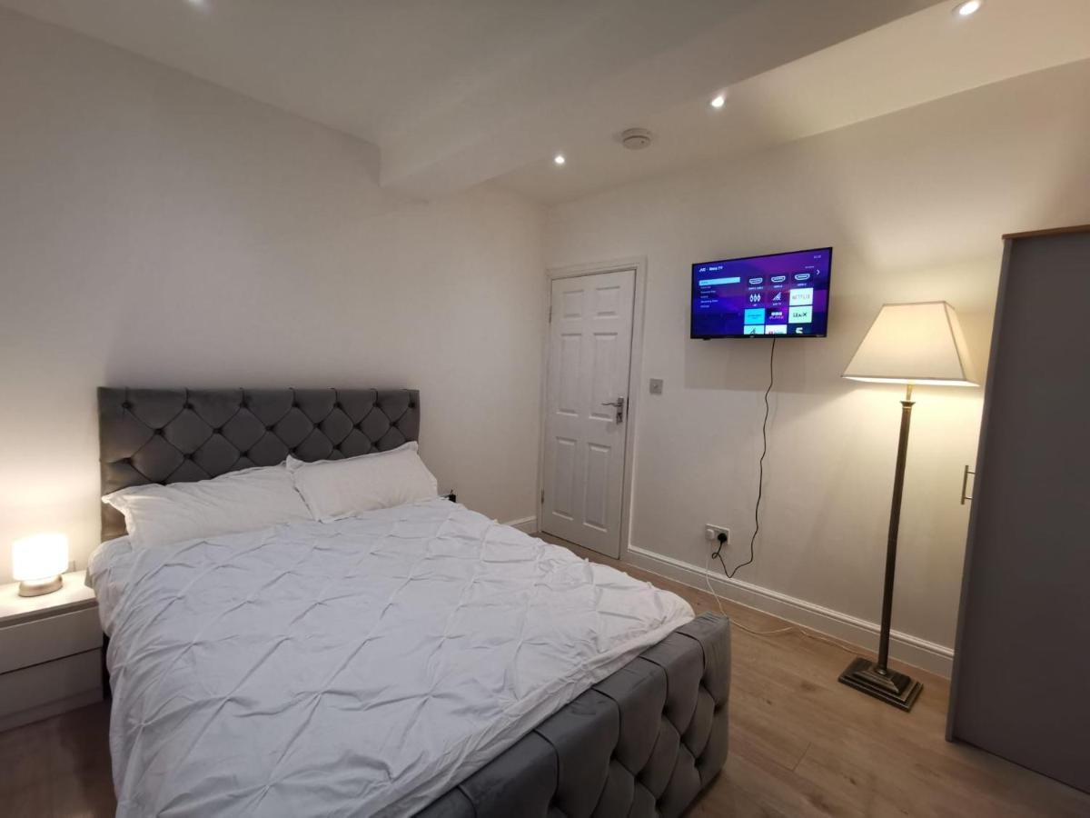Three Bedroom Modern Apartment By Luton Airport And Luton Station 외부 사진