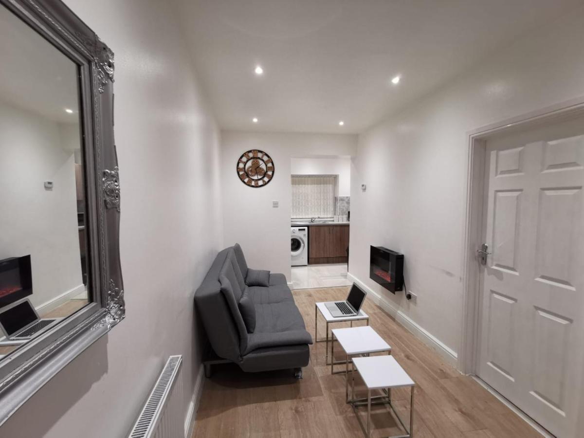 Three Bedroom Modern Apartment By Luton Airport And Luton Station 외부 사진
