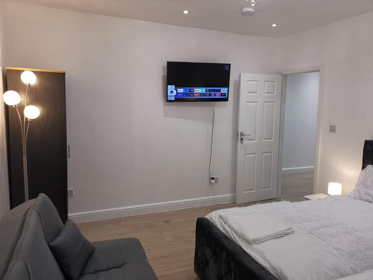 Three Bedroom Modern Apartment By Luton Airport And Luton Station 외부 사진