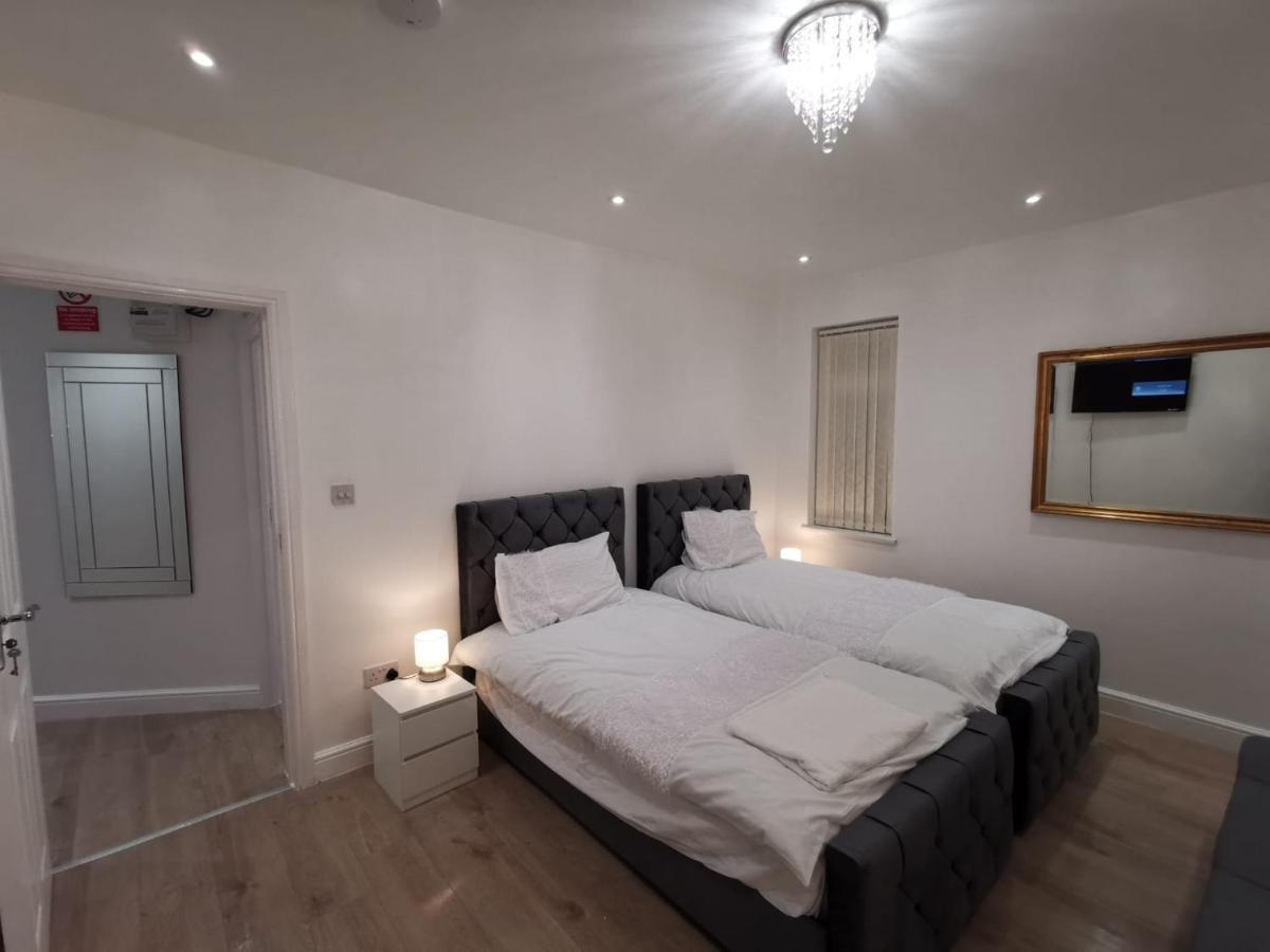 Three Bedroom Modern Apartment By Luton Airport And Luton Station 외부 사진