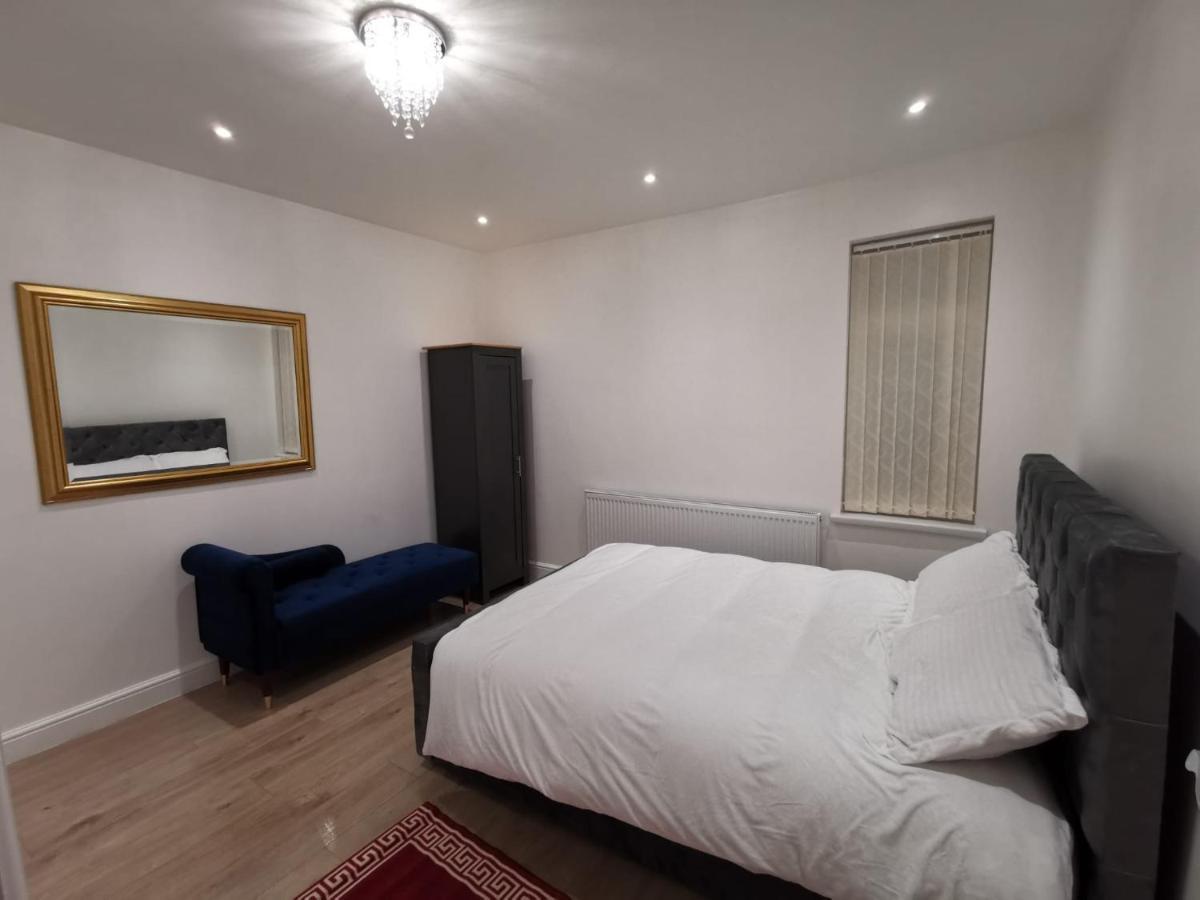 Three Bedroom Modern Apartment By Luton Airport And Luton Station 외부 사진