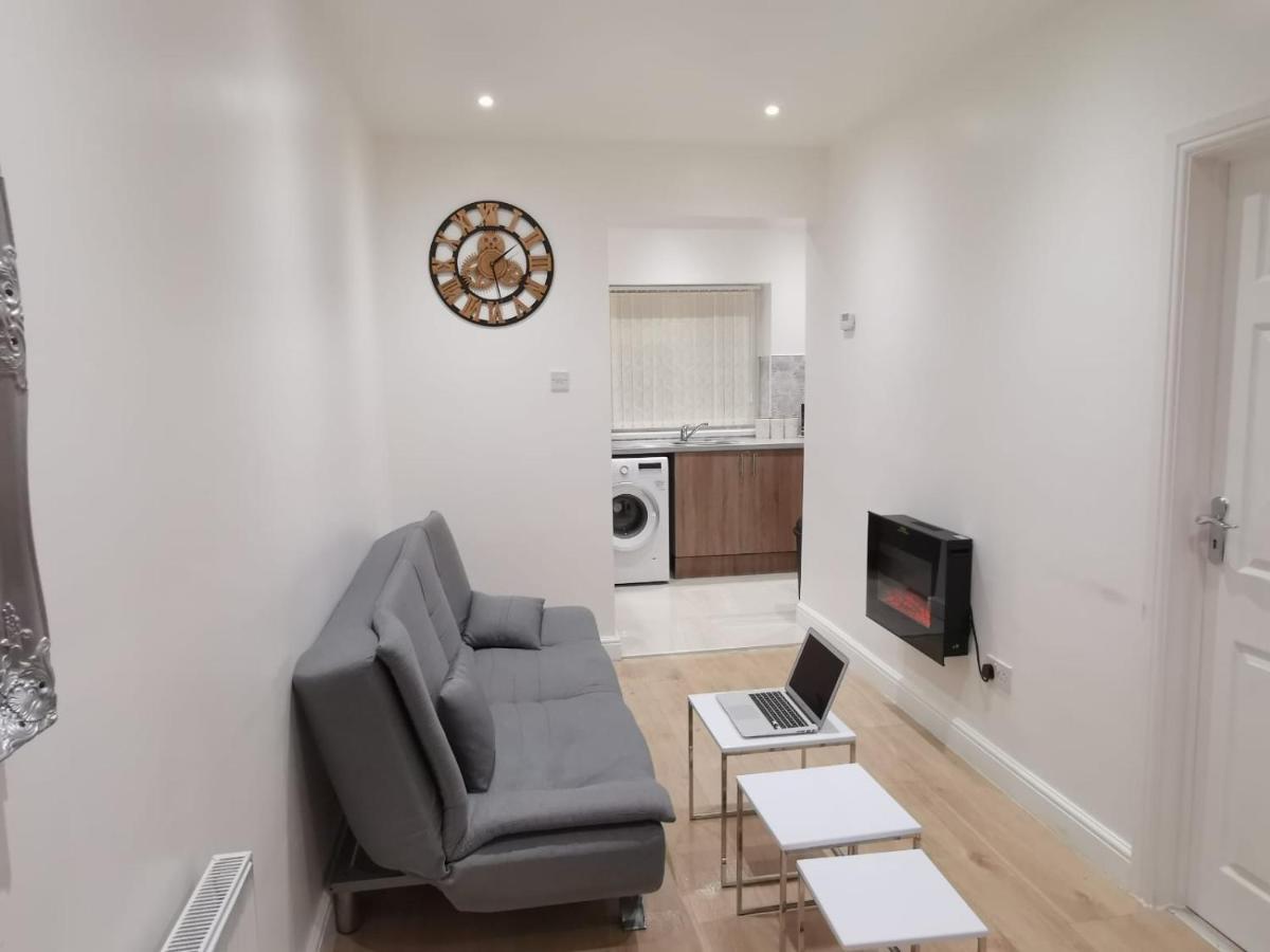 Three Bedroom Modern Apartment By Luton Airport And Luton Station 외부 사진