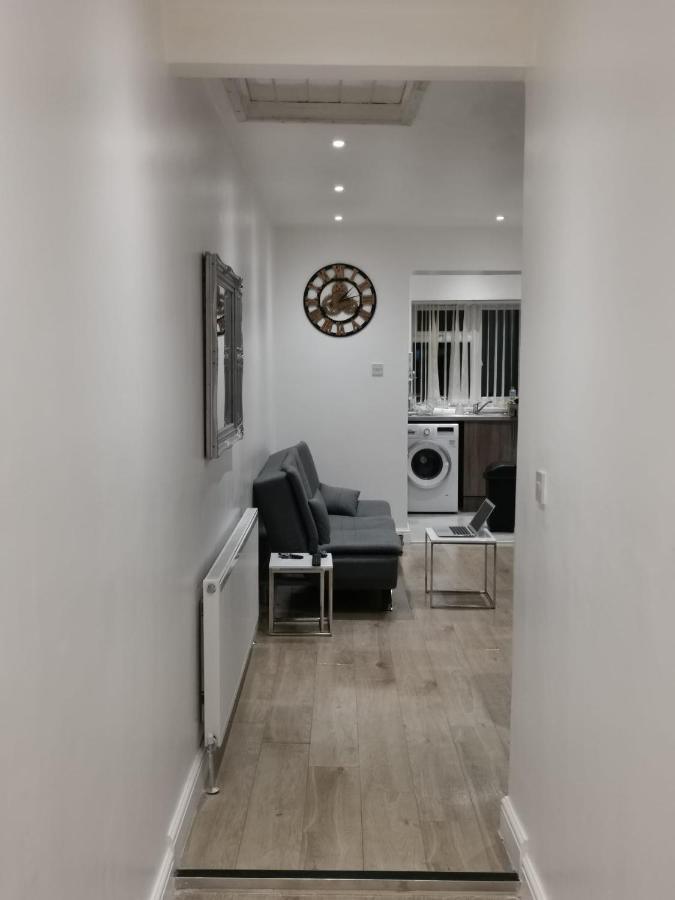 Three Bedroom Modern Apartment By Luton Airport And Luton Station 외부 사진