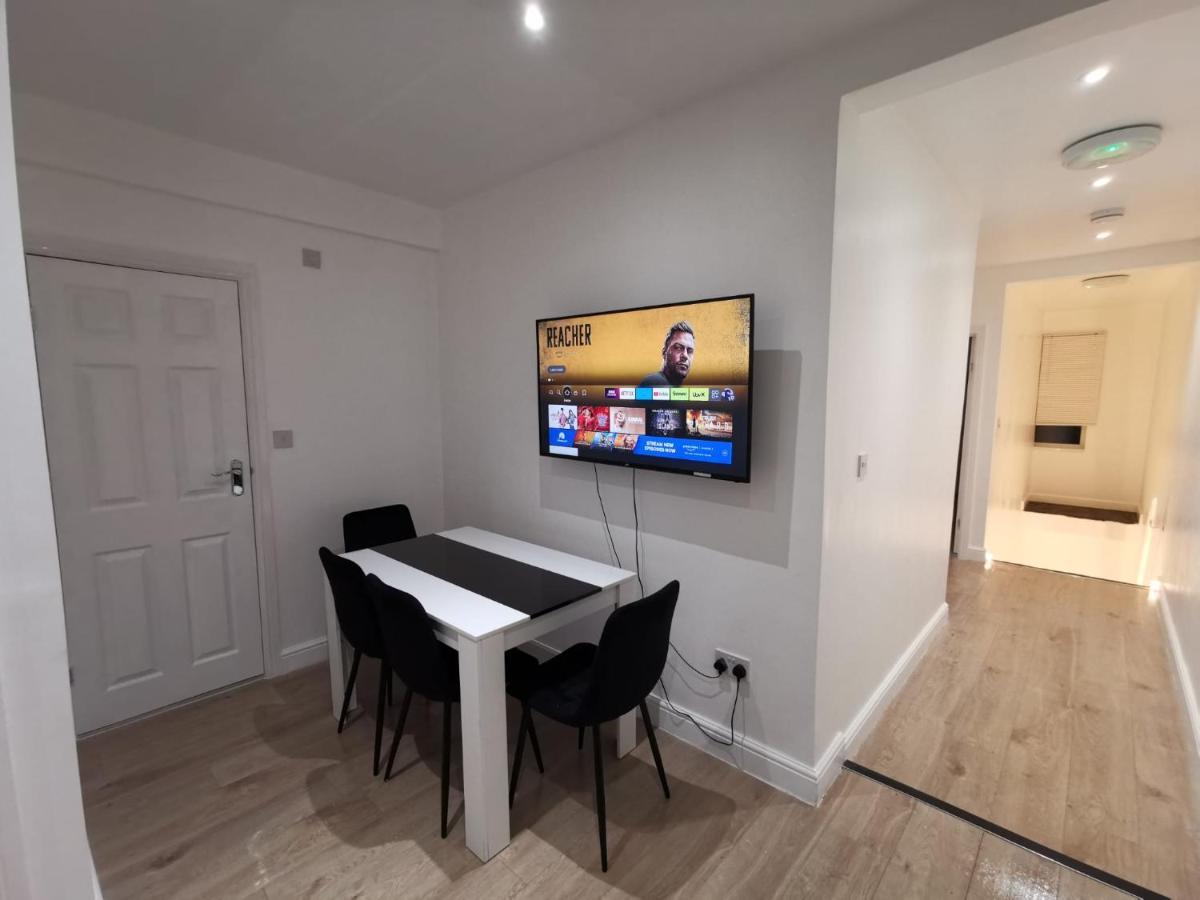 Three Bedroom Modern Apartment By Luton Airport And Luton Station 외부 사진